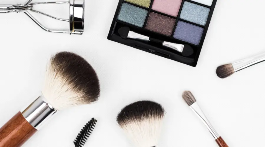 As a makeup affiliate in Australia, you can earn from sales on more than cosmetics. There's makeup, application brushes, vanity mirrors, eyeliners and much more.