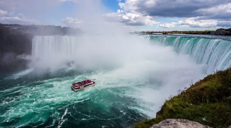 The Niagara Falls in Canada is a tourist hotspot. Canada travel affiliate programs include cruise tickets, rail tickets, ferry travel and more. In addition, to tickets, there's also attractions, retreats and ski resorts you can earn from promoting.